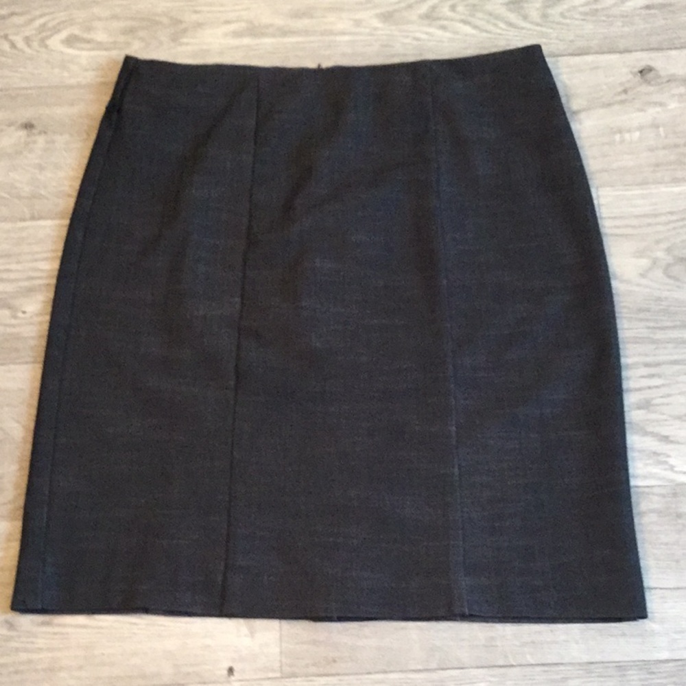 Denim-look stretch skirt.
